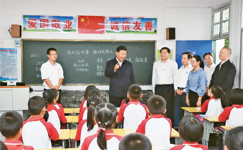 2020年9月16日至18日，中共中央總書記、國家主席、中央軍委主席習近平在湖南考察。這是16日下午，習近平在郴州市汝城縣文明瑤族鄉(xiāng)第一片小學，同正在上思政課的同學們親切交流。 新華社記者 謝環(huán)馳/攝