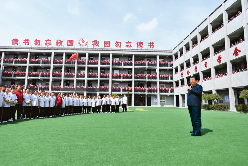 2021年9月13日至14日，中共中央總書記、國家主席、中央軍委主席習近平在陜西省榆林市考察。這是14日上午，習近平在綏德實驗中學考察時，同師生親切交流。 新華社記者 謝環(huán)馳/攝